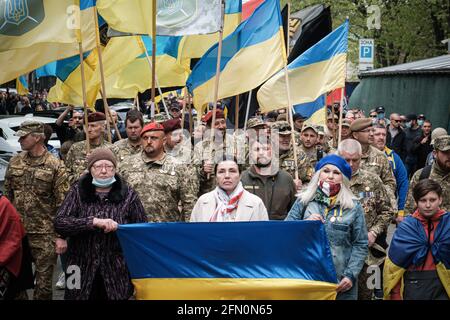 Odessa, Ukraine. Mai 2021. Ukrainische Nationalisten halten während des Gedenkens an das Massaker von Odessa im Jahr 2014 Flaggen fest. Am 2. Mai, nach 7 Jahren des Massakers von Odessa, bei dem ukrainische Nationalisten das Gewerkschaftshaus niederbrannten und 48 Menschen das Leben nahmen, sind Hunderte von Menschen vor Ort, um ihren Respekt zu zollen und den Opfern Tribut zu zollen. Der Ukraine-Konflikt bleibt offen und hat seit seiner Entstehung bereits mehr als 10,000 Menschenleben gefordert. (Foto von Pablo Miranzo/SOPA Images/Sipa USA) Quelle: SIPA USA/Alamy Live News Stockfoto