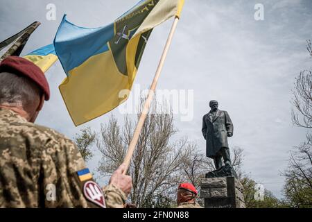 Odessa, Ukraine. Mai 2021. Ukrainischer Militärangehöriger schwenkt während des Gedenkens an das Massaker von Odessa im Jahr 2014 eine Flagge. Am 2. Mai, nach 7 Jahren des Massakers von Odessa, bei dem ukrainische Nationalisten das Gewerkschaftshaus niederbrannten und 48 Menschen das Leben nahmen, sind Hunderte von Menschen vor Ort, um ihren Respekt zu zollen und den Opfern Tribut zu zollen. Der Ukraine-Konflikt bleibt offen und hat seit seiner Entstehung bereits mehr als 10,000 Menschenleben gefordert. (Foto von Pablo Miranzo/SOPA Images/Sipa USA) Quelle: SIPA USA/Alamy Live News Stockfoto