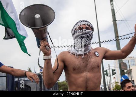 Athen, Griechenland. Mai 2021. Ein Protestler hält während der Demonstration ein Megaphon. Palästinensische Demonstranten veranstalten vor der israelischen Botschaft in Athen, Griechenland, Demonstrationen gegen die Angriffe israelischer Streitkräfte auf die Al-Aqsa Moschee und den Gazastreifen. Hunderte von Demonstranten versammelten sich auf Aufruf verschiedener linker Gruppen, das palästinensische Volk zu unterstützen. Die griechische Polizei setzte Tränengas und Betäubungsgranaten gegen die Demonstranten ein, um die Demonstration zu stoppen. Kredit: SOPA Images Limited/Alamy Live Nachrichten Stockfoto