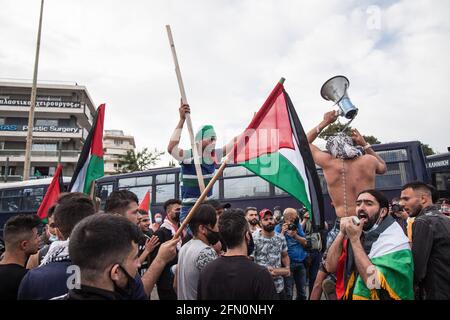 Athen, Griechenland. Mai 2021. Demonstranten singen während der Demonstration Slogans. Palästinensische Demonstranten veranstalten vor der israelischen Botschaft in Athen, Griechenland, Demonstrationen gegen die Angriffe israelischer Streitkräfte auf die Al-Aqsa Moschee und den Gazastreifen. Hunderte von Demonstranten versammelten sich auf Aufruf verschiedener linker Gruppen, das palästinensische Volk zu unterstützen. Die griechische Polizei setzte Tränengas und Betäubungsgranaten gegen die Demonstranten ein, um die Demonstration zu stoppen. Kredit: SOPA Images Limited/Alamy Live Nachrichten Stockfoto