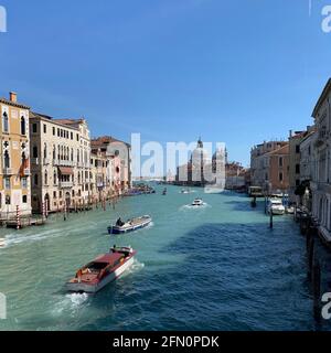 Blick von der Rialtobrücke in Venedig, Italien, auf EINEN Tag des klaren blauen Himmels Stockfoto