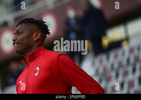 Turin, Italien. Mai 2021. Rafael Leao vom AC Mailand während des Fußballspiels der Serie A zwischen dem FC Turin und dem AC Mailand. Sportstadien in ganz Italien unterliegen aufgrund der Coronavirus-Pandemie weiterhin strengen Beschränkungen, da staatliche Gesetze zur sozialen Distanzierung Fans innerhalb von Veranstaltungsorten verbieten, was dazu führt, dass Spiele hinter verschlossenen Türen gespielt werden. Mailand gewann 0-6 gegen den FC Turin (Foto: Alberto Gandolfo/Pacific Press) Quelle: Pacific Press Media Production Corp./Alamy Live News Stockfoto