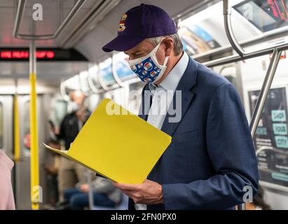 Bürgermeister Bill de Blasio fährt mit der U-Bahn-Linie F in New York auf der Mya 12, 2021. (Foto von Lev Radin/Sipa USA) Quelle: SIPA USA/Alamy Live News Stockfoto