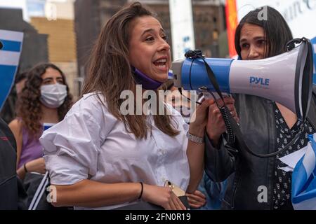 NEW YORK, NY - 12. MAI: Yana Valkov spricht mit der Menge, während sich der israelisch-amerikanische Rat (IAC) und andere amerikanisch-jüdische Gruppen am 12. Mai 2021 in New York City in Solidarität mit Israel auf dem Times Square versammeln. Kundgebungen in ganz Amerika zeigen Solidarität mit Israel und seinem Volk. US-Präsident Joe Biden sagte heute, am 12. Mai, dass Israel ein Recht habe, sich selbst zu verteidigen, aber nach einem Gespräch mit Premierminister Benjamin Netanjahu hoffe er, dass gewalttätige Auseinandersetzungen mit Palästinensern schnell enden werden. Kredit: Ron Adar/Alamy Live Nachrichten Stockfoto