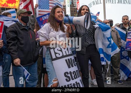 NEW YORK, NY - 12. MAI: Yana Valkov spricht mit der Menge, während sich der israelisch-amerikanische Rat (IAC) und andere amerikanisch-jüdische Gruppen am 12. Mai 2021 in New York City in Solidarität mit Israel auf dem Times Square versammeln. Kundgebungen in ganz Amerika zeigen Solidarität mit Israel und seinem Volk. US-Präsident Joe Biden sagte heute, am 12. Mai, dass Israel ein Recht habe, sich selbst zu verteidigen, aber nach einem Gespräch mit Premierminister Benjamin Netanjahu hoffe er, dass gewalttätige Auseinandersetzungen mit Palästinensern schnell enden werden. Kredit: Ron Adar/Alamy Live Nachrichten Stockfoto