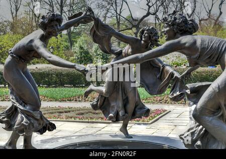 Untermyer Fountain, Manhattan, NYC. Der Brunnen und die Bronzeguss der Skulptur „drei tanzende Mädchen“ von Walter Schott befinden sich in der Mitte des Parks Stockfoto