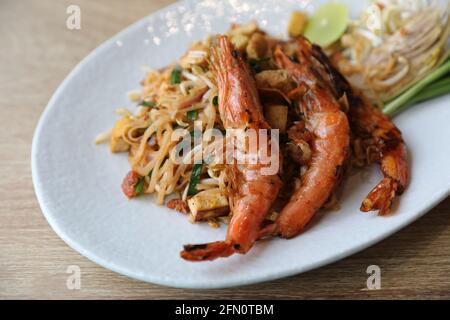 Thai Food Pad thai lokale Küche gebratene Nudeln mit Garnelen Stockfoto