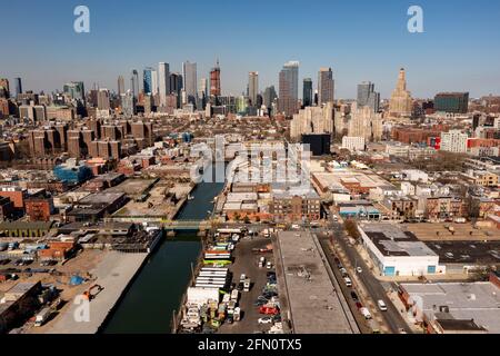 Der Gowanus-Kanal und ein Blick auf die Innenstadt von Brooklyn in New York City. Stockfoto
