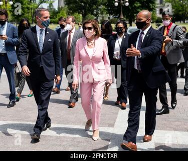 Washington, Usa. Mai 2021. Die Sprecherin des Hauses, Nancy Pelosi (D-CA) und der Bürgermeister von Los Angeles, Eric Garcetti, haben gesehen, wie sie eine Pressekonferenz über Infrastrukturinvestitionen verlassen haben. Kredit: SOPA Images Limited/Alamy Live Nachrichten Stockfoto