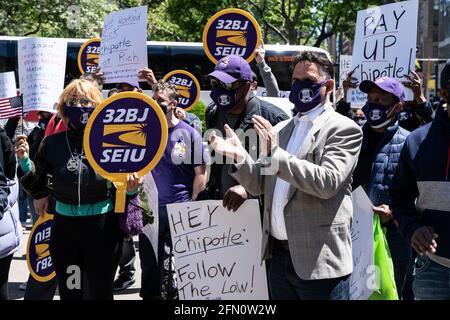 New York, NY - 12. Mai 2021: 32BJ Gewerkschaftsmitglieder jubeln für die Verstöße von Bürgermeister de Blasio (nicht abgebildet) Chipotle gegen das NYC Fair Workweek Law Stockfoto