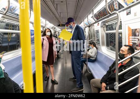 New York, NY - 12. Mai 2021: Bürgermeister Bill de Blasio fährt mit der U-Bahn-Linie F Stockfoto