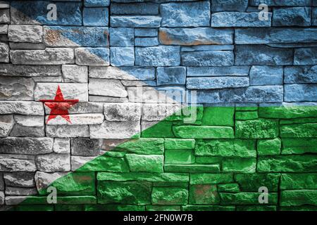 Nationalflagge von Dschibuti auf Steinmauer Hintergrund.das Konzept des nationalen Stolzes und Symbol des Landes. Flag Banner auf Stein Textur Hintergrund Stockfoto