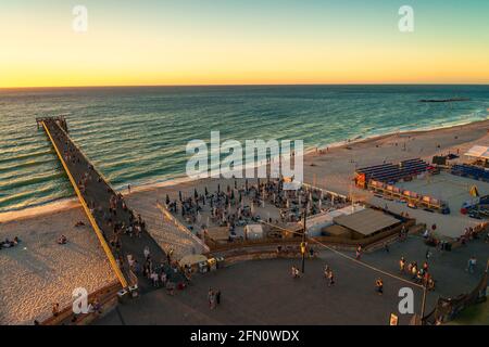 Adelaide, Südaustralien - 12. Januar 2019: Moseley Beach Club mit Menschen, die sich beim Sonnenuntergang vom Riesenrad aus erholen Stockfoto