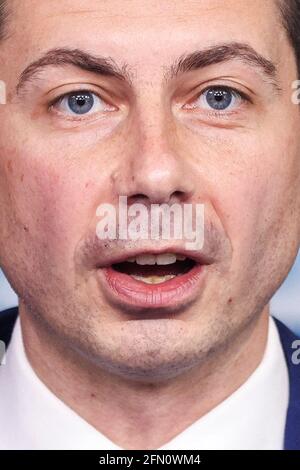 Washington, Vereinigte Staaten von Amerika. Mai 2021. Transportsekretär Pete Buttigieg spricht während der täglichen Pressekonferenz im Brady Press Briefing Room im Weißen Haus am 12. Mai 2021 in Washington, DC, USA. Foto von Oliver Contreras/SPUS/ABACAPRESS.COM Credit: Abaca Press/Alamy Live News Stockfoto