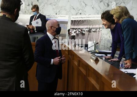 Washington, Usa. Mai 2021. Alejandro Mayorkas (3. R), US-Minister für innere Sicherheit, spricht mit der Senatorin Susan Collins (R=ME) (2. R) und der Senatorin Lisa Murkowski (R-AK) (R) während einer Pause einer Anhörung vor dem Ausschuss für Senatsermächtigungen im Hart Senate Office Building am 12. Mai 2021 auf dem Capitol Hill in Washington, DC, USA. Der Ausschuss hielt eine Anhörung zum Thema „gewalttätiger inländischer Extremismus in Amerika“ ab. Foto von Alex Wong/Pool/ABACAPRESS.COM Quelle: Abaca Press/Alamy Live News Stockfoto