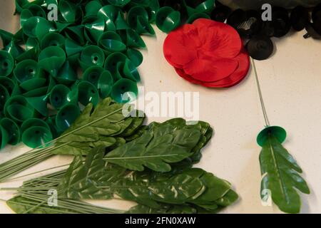 Komponenten für die Herstellung von Mohnblumen, The Royal British Legion's Poppy Factory, 20 Petersham Road, Richmond, London, Großbritannien. Die Poppy Factory beschäftigt Ex-Service-Mitarbeiter, die Mohnblumen, Erinnerungskreuze, Sprays und Kränze für den jährlichen Appell- und Gedenktag der Royal British Legion anstellen. Die Poppy Factory ist auch für die Anpflanzung und Ausrichtung des „Field of Remembrance“ in der Westminster Abbey verantwortlich. The Royal British Legion's Poppy Factory, 20 Petersham Road, London, Großbritannien. 16 Okt 2013 Stockfoto