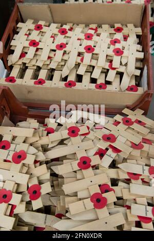 Komponenten für die Herstellung von Mohnblumen, The Royal British Legion's Poppy Factory, 20 Petersham Road, Richmond, London, Großbritannien. Die Poppy Factory beschäftigt Ex-Service-Mitarbeiter, die Mohnblumen, Erinnerungskreuze, Sprays und Kränze für den jährlichen Appell- und Gedenktag der Royal British Legion anstellen. Die Poppy Factory ist auch für die Anpflanzung und Ausrichtung des „Field of Remembrance“ in der Westminster Abbey verantwortlich. The Royal British Legion's Poppy Factory, 20 Petersham Road, London, Großbritannien. 16 Okt 2013 Stockfoto