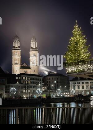 Grossmünster Kirche und weihnachtsbeleuchtung in Zürich, Schweiz Stockfoto