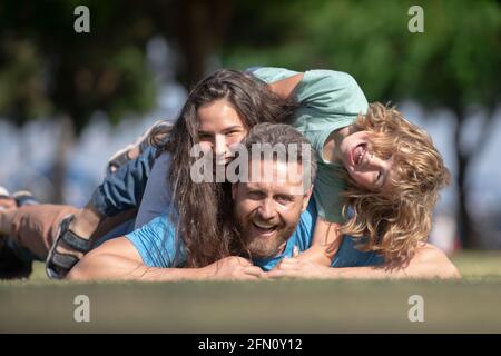 Freizeit mit der Familie. Porträt einer glücklichen Familie, die sich im Park umarmt und umarmt. Stockfoto