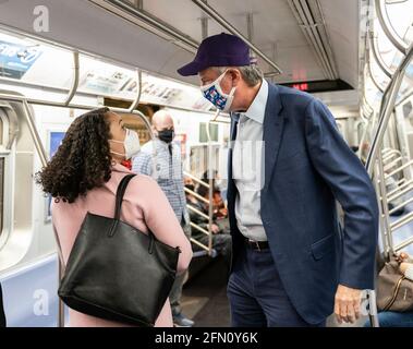 New York, Usa. Mai 2021. Der Bürgermeister von New York, Bill de Blasio, fährt mit der U-Bahn der Linie F. (Foto von Lev Radin/Pacific Press) Quelle: Pacific Press Media Production Corp./Alamy Live News Stockfoto