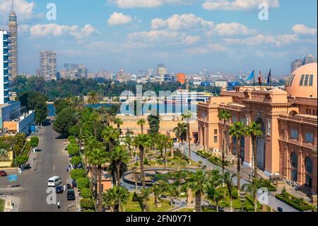 KAIRO, ÄGYPTEN - 11. MAI 2021 : Ägyptologisches Museum von Kairo. Luftaufnahme der Fassade des Ägyptischen Museums in Kairo und des Nils Stockfoto