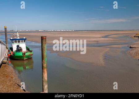 Fischerboot in Baie de Somme bei Ebbe, Cayeux-sur-Mer, Somme (80), Hauts-de-France Region, Frankreich Stockfoto