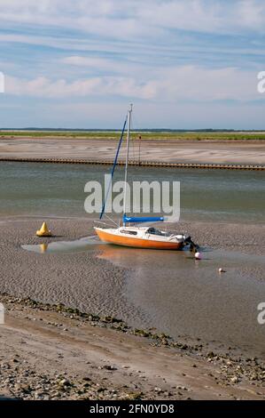 Boot und die Mündung des Flusses Somme bei Ebbe, Saint-Valery-sur-Somme, Somme-Bucht, Somme (80), Hauts-de-France-Region, Frankreich Stockfoto