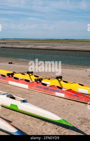 Kajaks und die Mündung des Flusses Somme bei Ebbe, Saint-Valery-sur-Somme, Somme-Bucht, Somme (80), Hauts-de-France-Region, Frankreich Stockfoto