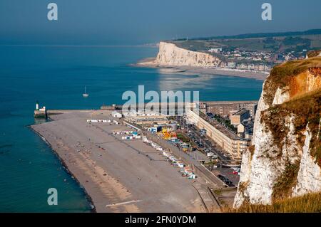 Aussichtspunkt über den Hafen und Kiesstrand Le Treport, seine-Maritime (76), Normandie, Frankreich Stockfoto