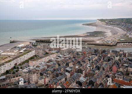 Le Treport Stadt am Meer (Cordiers Bezirk) mit Klippen und Strand von Mers-les-Bains im Hintergrund, Seine-Maritime (76), Normandie, Frankreich Stockfoto