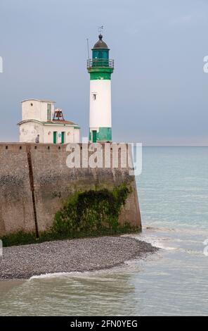 Le Treport Leuchtturm und Steg, seine-Maritime (76), Normandie, Frankreich Stockfoto