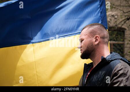 Odessa, Ukraine. Mai 2021. Ukrainischer Nationalist hält während des Gedenkens an das Massaker von Odessa im Jahr 2014 eine Flagge. Am 2. Mai, nach 7 Jahren des Massakers von Odessa, bei dem ukrainische Nationalisten das Gewerkschaftshaus niederbrannten und 48 Menschen das Leben nahmen, sind Hunderte von Menschen vor Ort, um ihren Respekt zu zollen und den Opfern Tribut zu zollen. Der Ukraine-Konflikt bleibt offen und hat seit seiner Entstehung bereits mehr als 10,000 Menschenleben gefordert. Kredit: SOPA Images Limited/Alamy Live Nachrichten Stockfoto