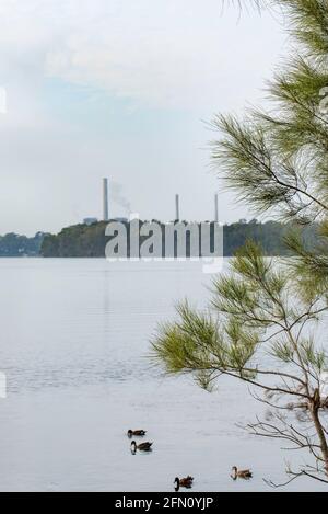 Das Kohlekraftwerk Vales Point, das vom Ufer des Lake Macquarie in Morisset, New South Wales, Australien, aus gesehen wird, wird voraussichtlich 2029 schließen Stockfoto