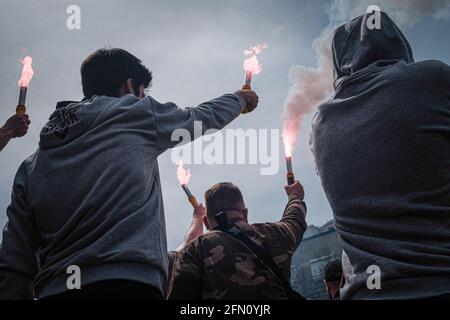 Odessa, Ukraine. Mai 2021. Ukrainische Nationalisten halten während des Gedenkens an das Massaker von Odessa im Jahr 2014 brennende Fackeln an. Am 2. Mai, nach 7 Jahren des Massakers von Odessa, bei dem ukrainische Nationalisten das Gewerkschaftshaus niederbrannten und 48 Menschen das Leben nahmen, sind Hunderte von Menschen vor Ort, um ihren Respekt zu zollen und den Opfern Tribut zu zollen. Der Ukraine-Konflikt bleibt offen und hat seit seiner Entstehung bereits mehr als 10,000 Menschenleben gefordert. Kredit: SOPA Images Limited/Alamy Live Nachrichten Stockfoto