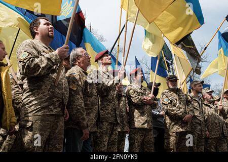 Odessa, Ukraine. Mai 2021. Ukrainische Militärangehörige halten während des Gedenkens an das Massaker von Odessa im Jahr 2014 Flaggen fest. Am 2. Mai, nach 7 Jahren des Massakers von Odessa, bei dem ukrainische Nationalisten das Gewerkschaftshaus niederbrannten und 48 Menschen das Leben nahmen, sind Hunderte von Menschen vor Ort, um ihren Respekt zu zollen und den Opfern Tribut zu zollen. Der Ukraine-Konflikt bleibt offen und hat seit seiner Entstehung bereits mehr als 10,000 Menschenleben gefordert. Kredit: SOPA Images Limited/Alamy Live Nachrichten Stockfoto