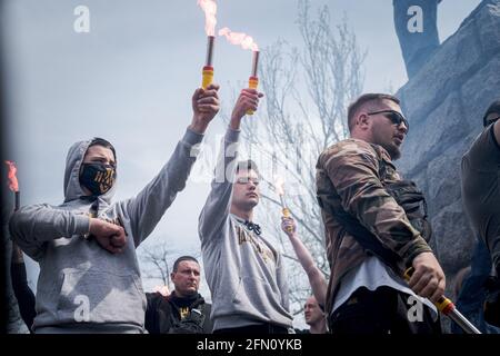 Odessa, Ukraine. Mai 2021. Ukrainische Nationalisten halten während des Gedenkens an das Massaker von Odessa im Jahr 2014 brennende Fackeln an. Am 2. Mai, nach 7 Jahren des Massakers von Odessa, bei dem ukrainische Nationalisten das Gewerkschaftshaus niederbrannten und 48 Menschen das Leben nahmen, sind Hunderte von Menschen vor Ort, um ihren Respekt zu zollen und den Opfern Tribut zu zollen. Der Ukraine-Konflikt bleibt offen und hat seit seiner Entstehung bereits mehr als 10,000 Menschenleben gefordert. Kredit: SOPA Images Limited/Alamy Live Nachrichten Stockfoto