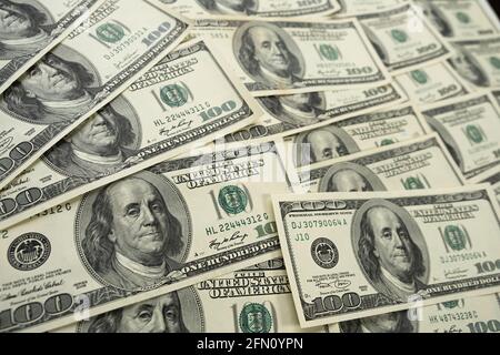 Ein Geldstapel von hundert US-Banknoten mit Präsident Franklin Porträt. Bargeld von hundert Dollar Scheine, Papier Währung Hintergrund. Stockfoto