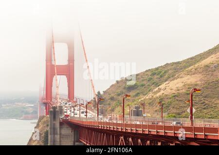 SAN FRANCISCO, KALIFORNIEN, USA - 24. Juli 2018: Golden Gate und die von Nebel überzogene Bucht von San Francisco, State Park, Kalifornien Stockfoto