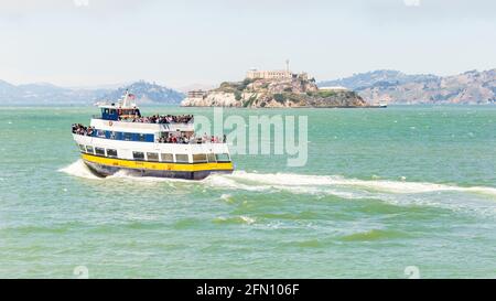 SAN FRANCISCO, KALIFORNIEN, USA - 24. Juli 2018: Blick auf das Boot Alcatraz mit den Touristen, die die Insel Alcatraz besuchen wollen. Alcatraz war ein Fede Stockfoto