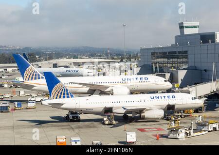 SAN FRANCISCO, KALIFORNIEN - 24. Juli 2018: United Airlines Flugzeuge am Terminal des San Francisco International Airport. Stockfoto