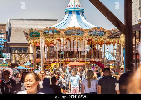 SAN FRANCISCO, KALIFORNIEN, USA - 24. Juli 2018: Menschenmenge am Pier 39 Carousel in San Francisco, CA Stockfoto