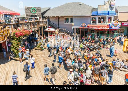 SAN FRANCISCO, KALIFORNIEN, USA - 24. Juli 2018: Menschenmenge am Pier 39 an einem sonnigen Tag. Beliebtes Wahrzeichen und Gewerbegebiet überfüllt mit Peopl Stockfoto