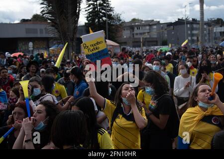 Bogota, Kolumbien. 12 2021. Mai: Die Stadt Bogota steht vor ihrem vierzehnten Tag der Proteste im Rahmen des nationalen Streiks, den soziale Sektoren gegen die kolumbianische Regierung von Präsident Ivan Duque einberufen haben.Kredit: Long Visual Press/Alamy Live News Kredit: Long Visual Press/Alamy Live News Stockfoto