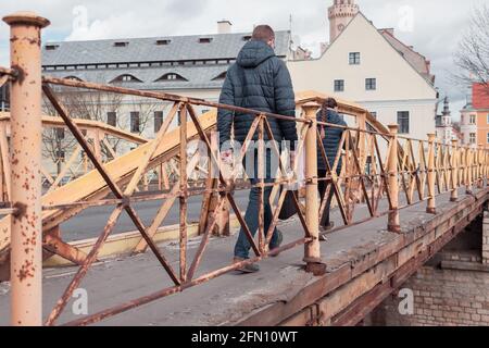 Menschen auf der gelben Brücke in Opole Stockfoto