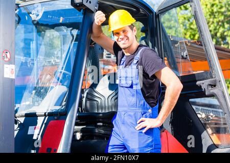 Generator oder Fahrer mit Transporter oder Lift Gabelhubwagen auf Konstruktion oder Baustelle Stockfoto