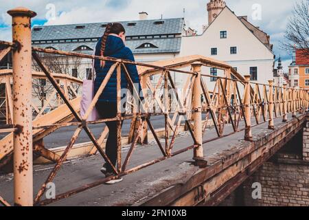 Junge Frau auf der gelben Brücke in Opole, Polen Stockfoto