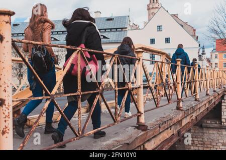 Menschen auf der gelben Brücke in Opole Stockfoto