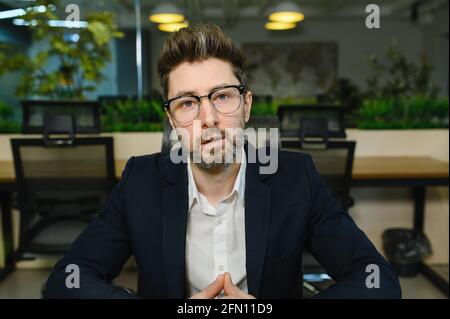 Porträt selbstbewusst Geschäftsmann Coach Blick auf die Kamera und sprechen, Mentor Speaker hält Online-Unterricht, in modernen Büro Stockfoto