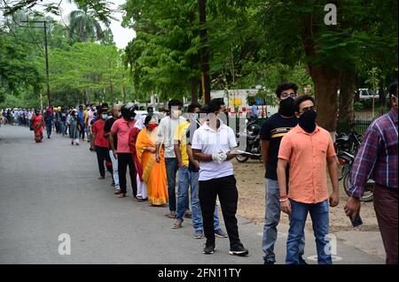 Prayagraj, Uttar Pradesh, Indien. Mai 2021. Prayagraj: Begünstigte über 18 Jahre stehen am Donnerstag, den 13. Mai 2021, in der Schlange, um eine Dosis Corona-Impfstoff an der Moti Lal Nehru Medical College in Prayagraj einzunehmen. Quelle: Prabhat Kumar Verma/ZUMA Wire/Alamy Live News Stockfoto