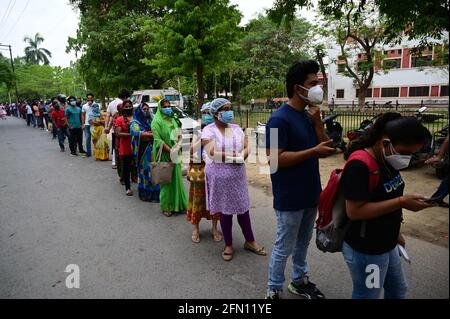 Prayagraj, Uttar Pradesh, Indien. Mai 2021. Prayagraj: Begünstigte über 18 Jahre stehen am Donnerstag, den 13. Mai 2021, in der Schlange, um eine Dosis Corona-Impfstoff an der Moti Lal Nehru Medical College in Prayagraj einzunehmen. Quelle: Prabhat Kumar Verma/ZUMA Wire/Alamy Live News Stockfoto